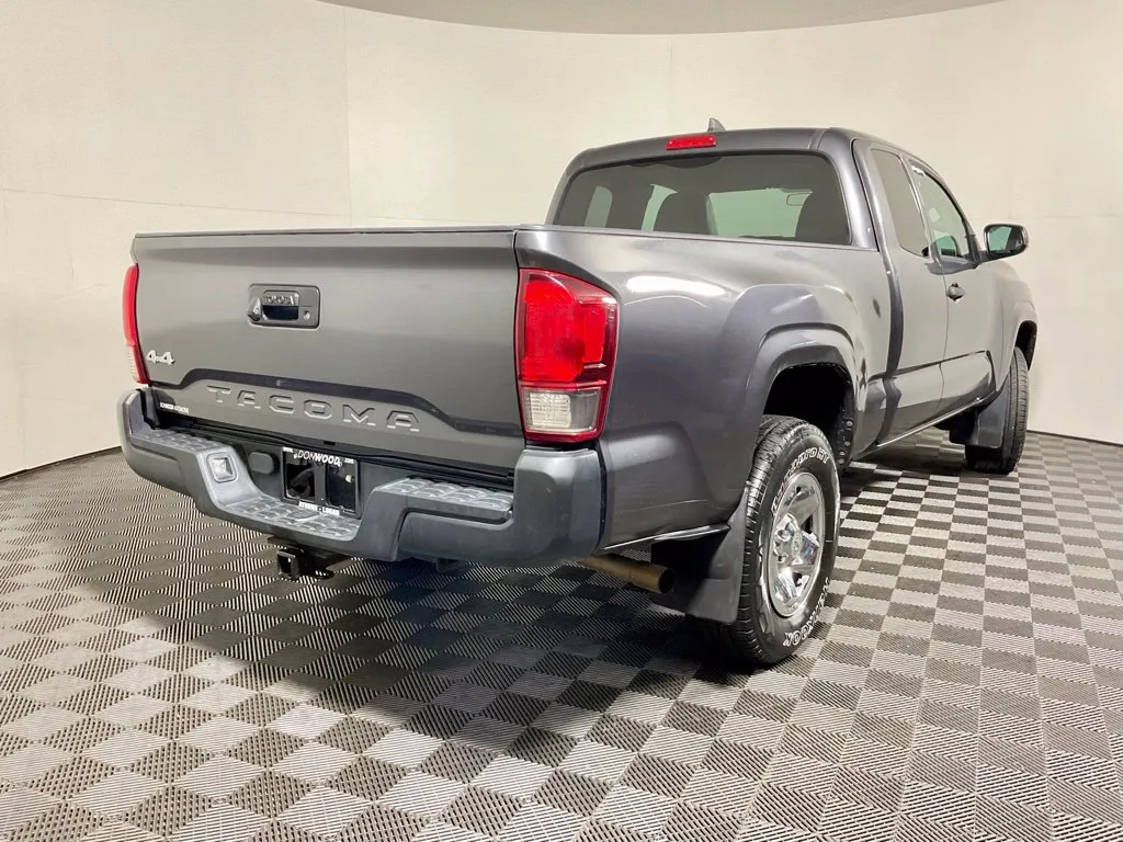 Toyota Tacoma photo 13