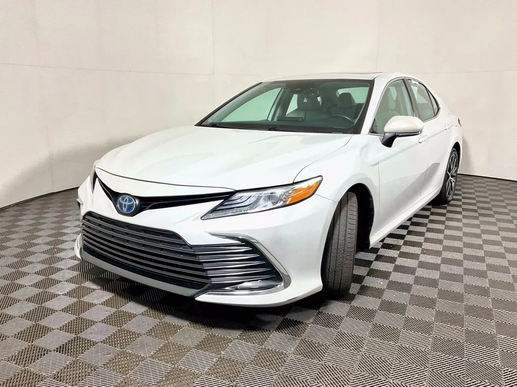 Toyota Camry photo 2