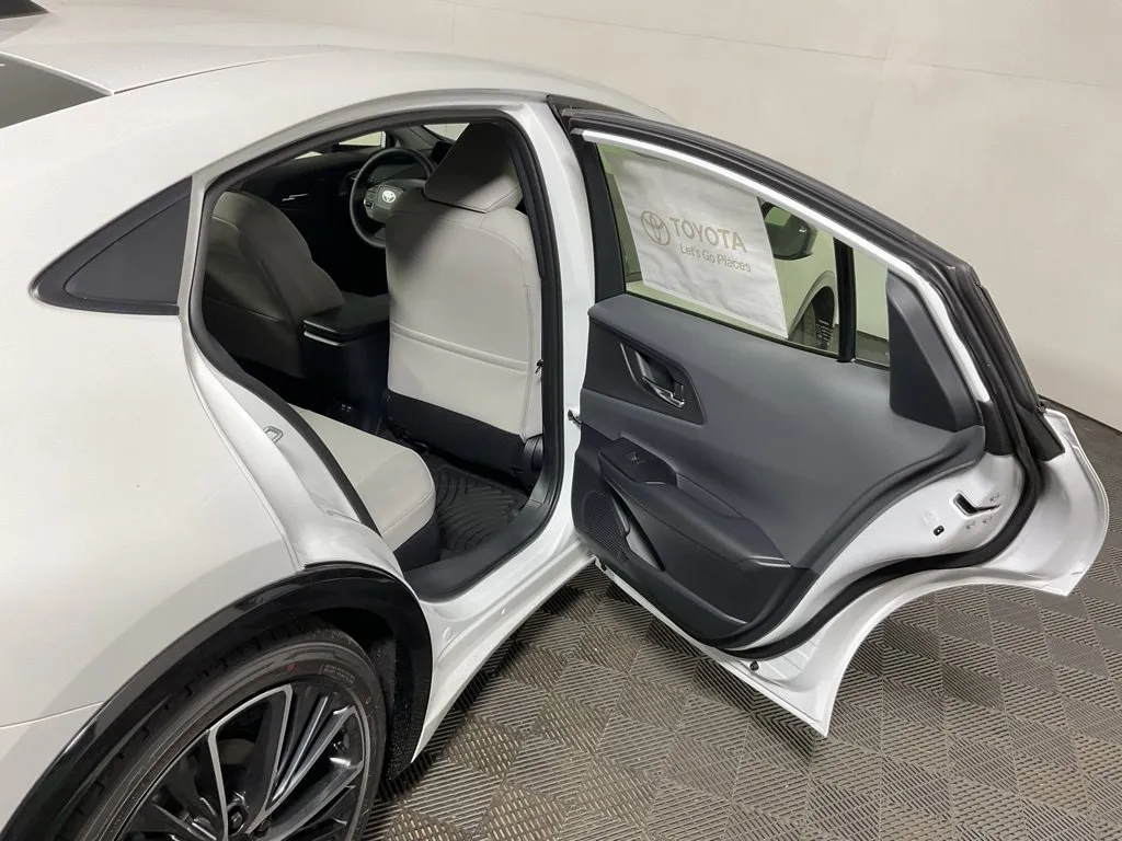 Toyota Prius photo 33