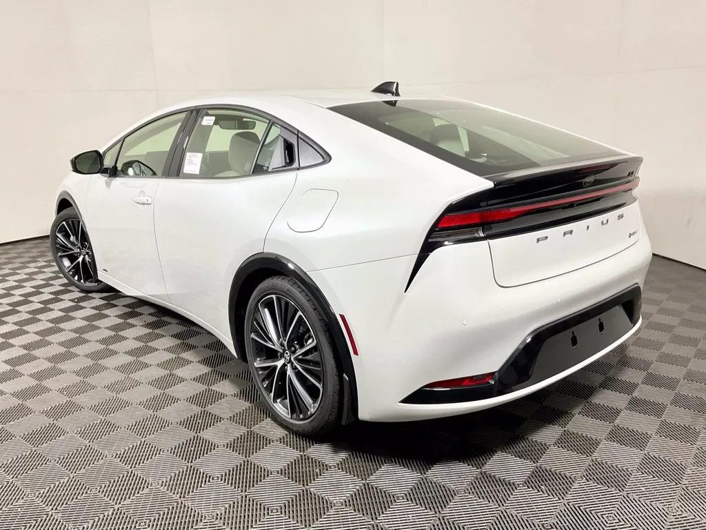 Toyota Prius photo 11