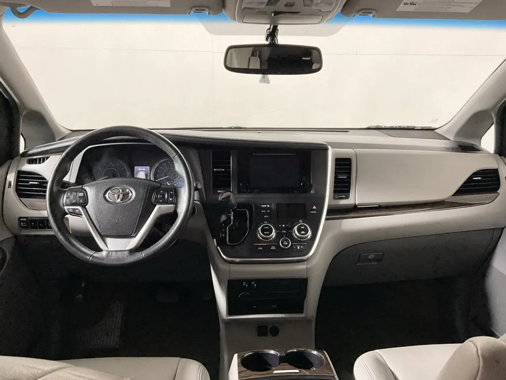 Toyota Sienna photo 25