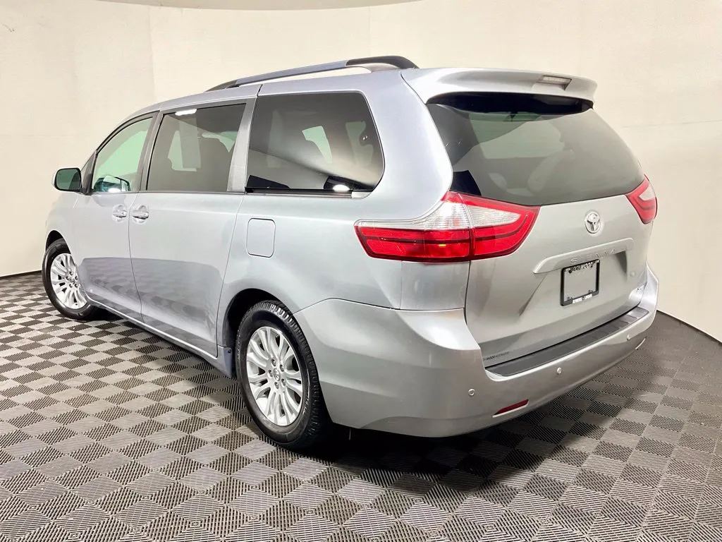 Toyota Sienna photo 14
