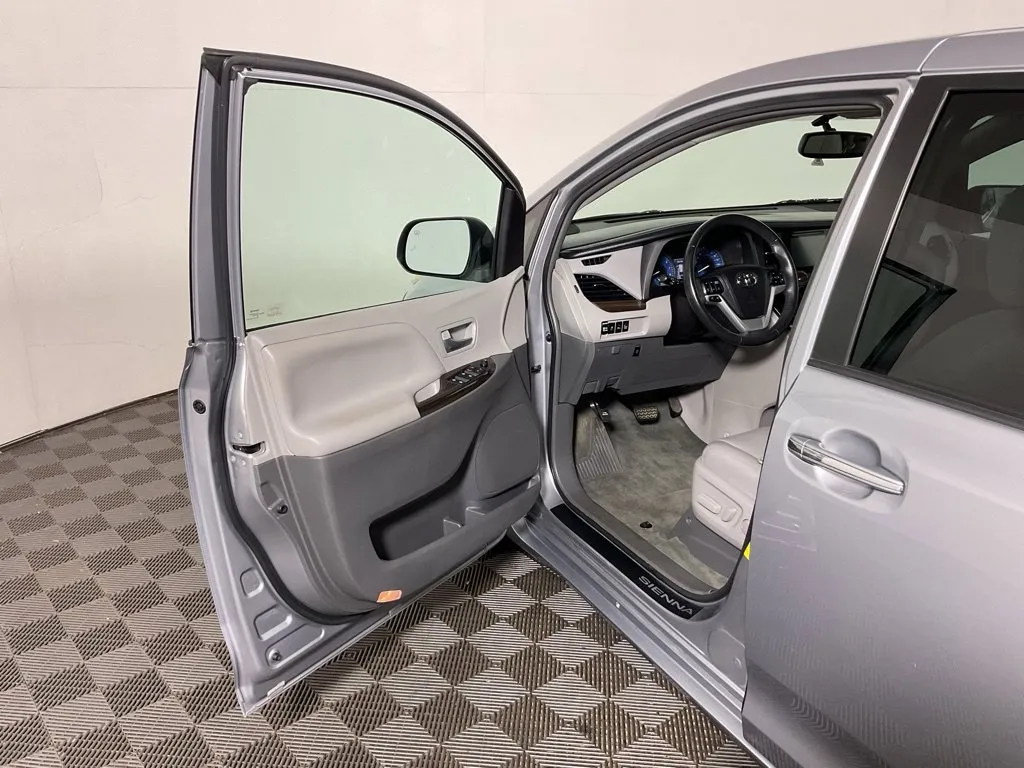 Toyota Sienna photo 21