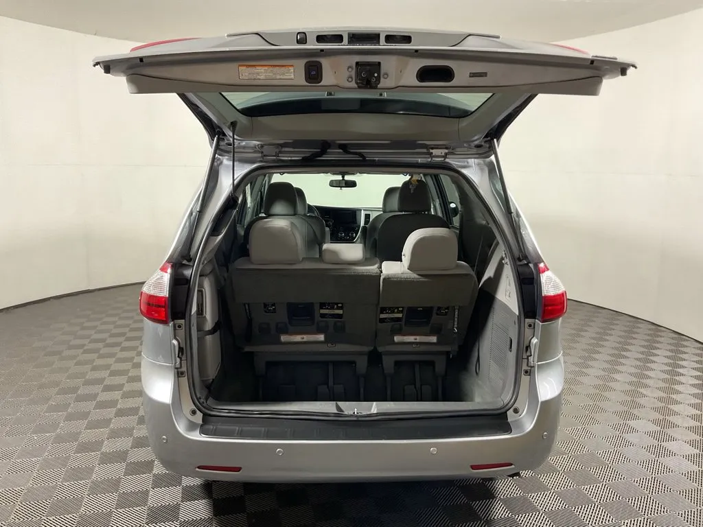 Toyota Sienna photo 17
