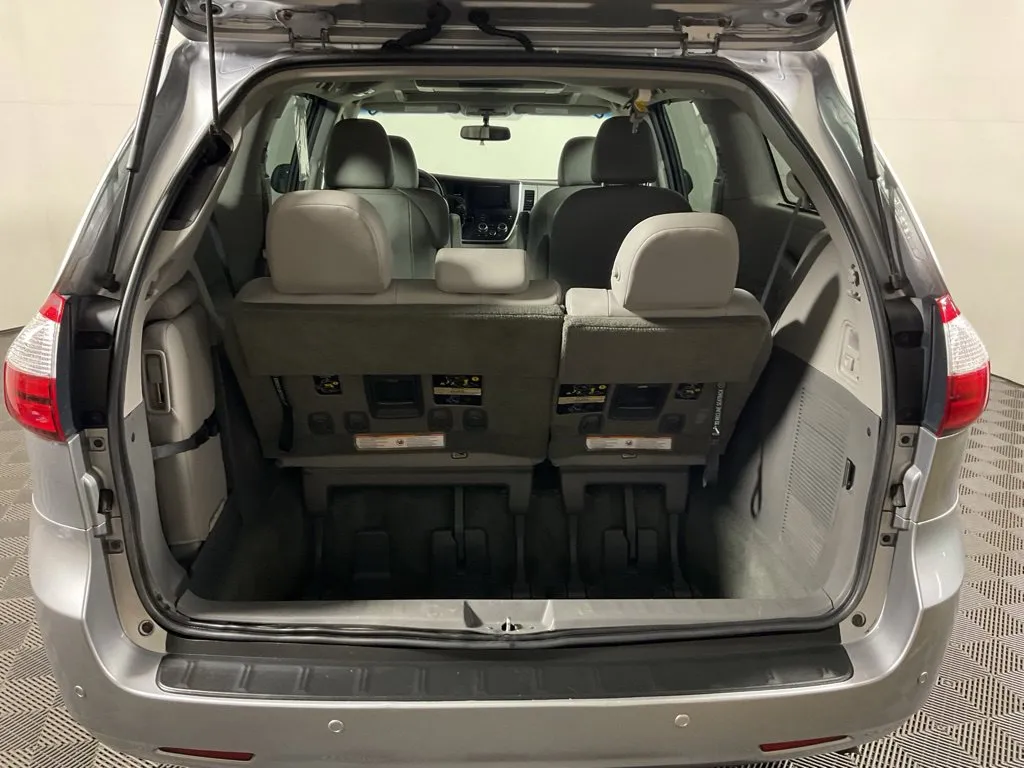 Toyota Sienna photo 18