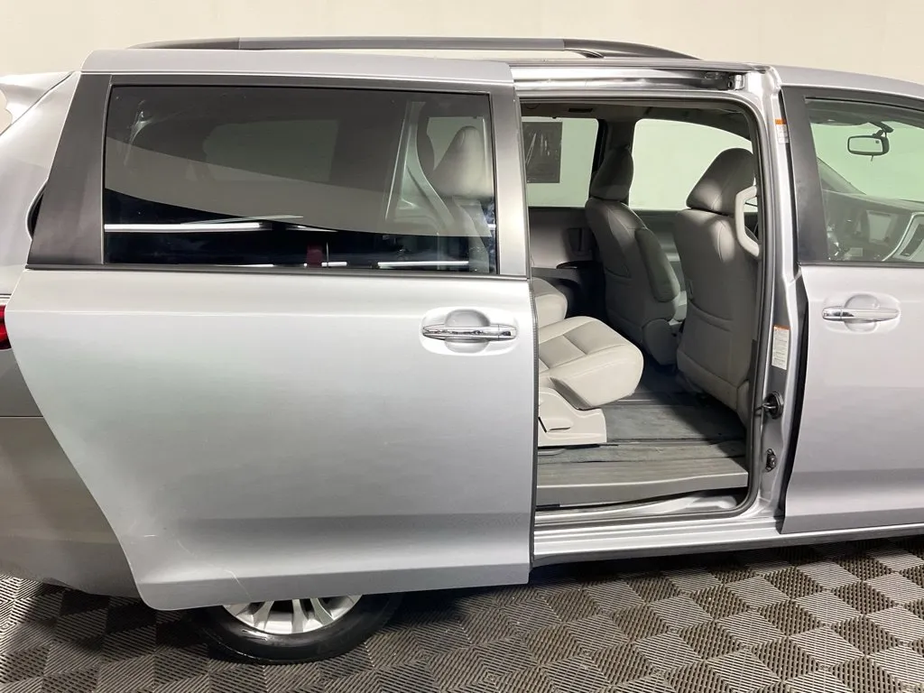 Toyota Sienna photo 35