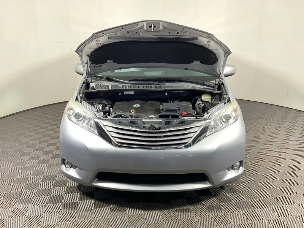 Toyota Sienna photo 12