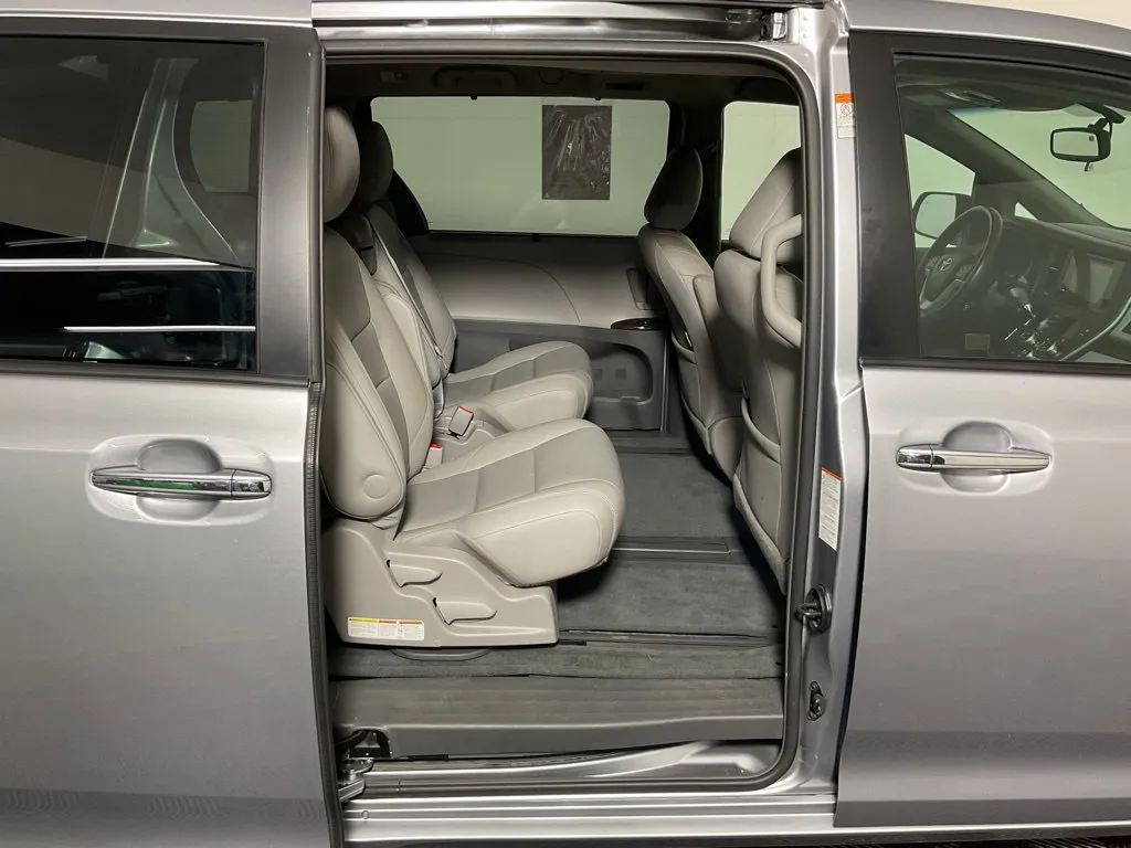 Toyota Sienna photo 36