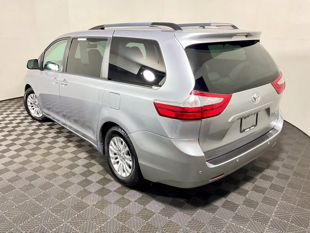 Toyota Sienna photo 15