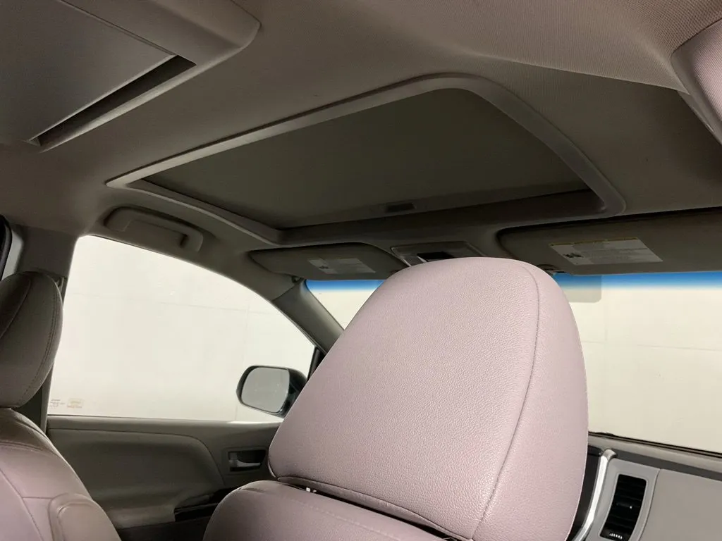 Toyota Sienna photo 4