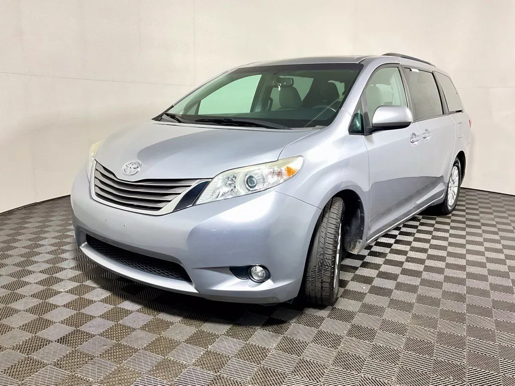 Toyota Sienna photo 2