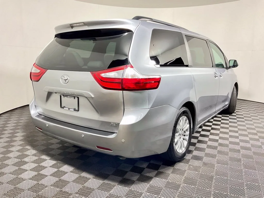 Toyota Sienna photo 19