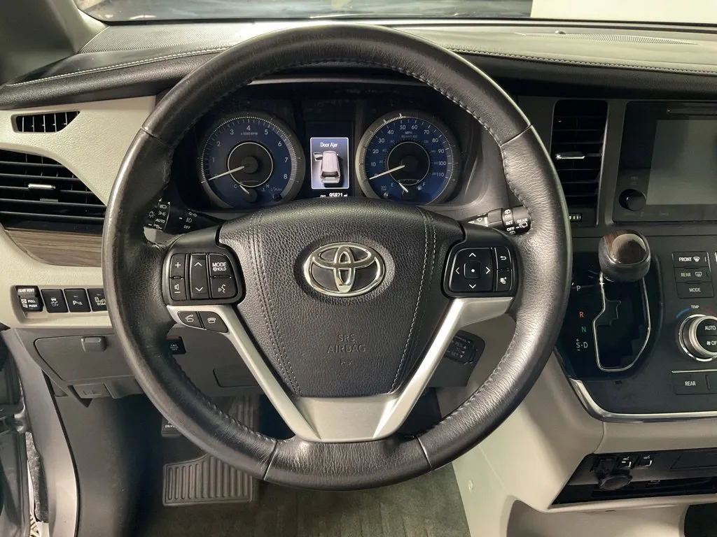 Toyota Sienna photo 27