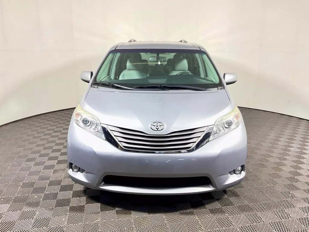 Toyota Sienna photo 11