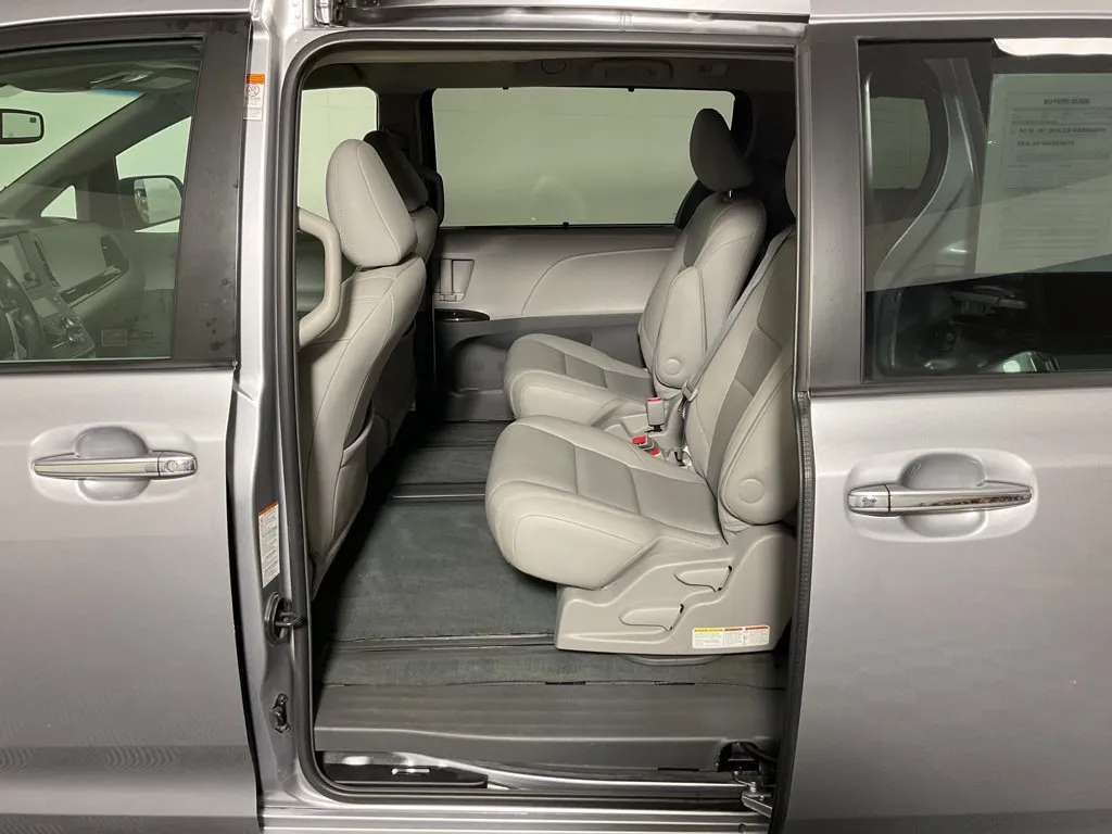 Toyota Sienna photo 34