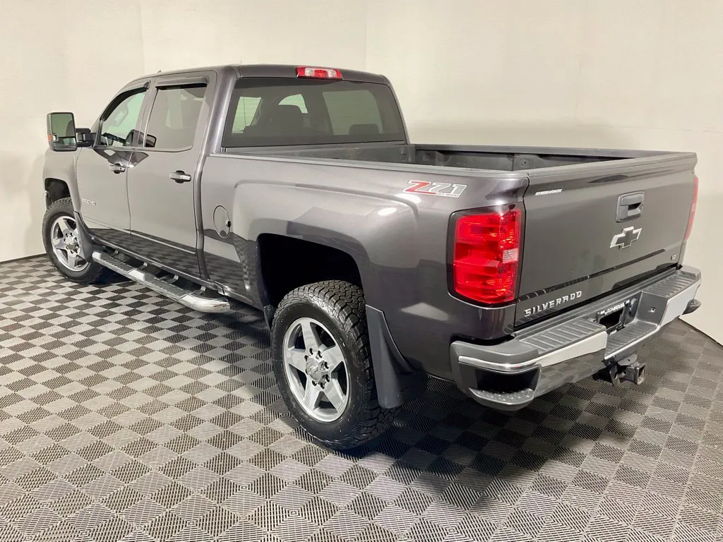 Chevrolet Silverado photo 10