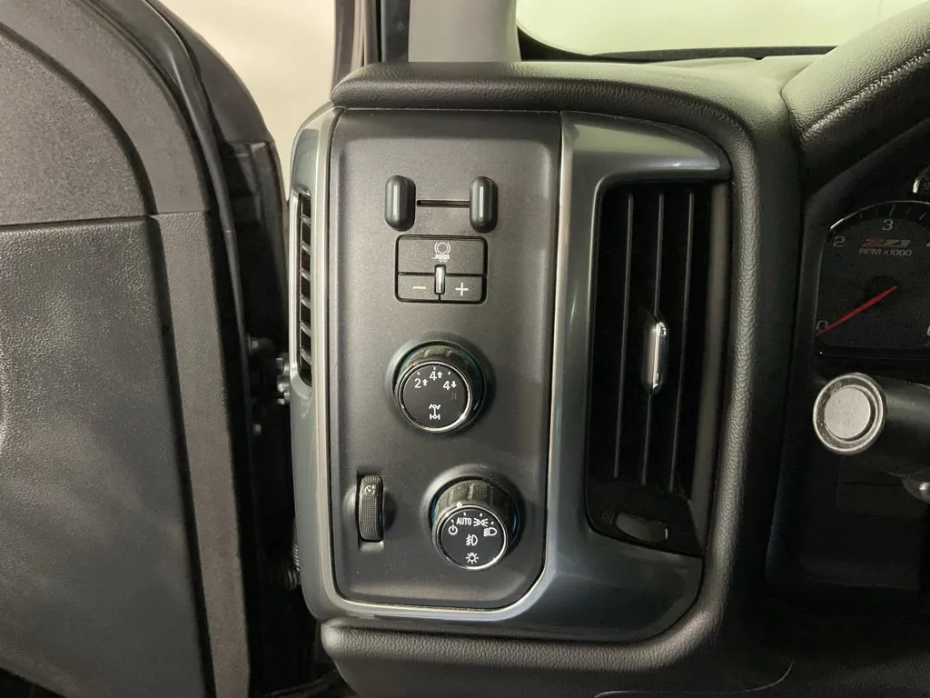 Chevrolet Silverado photo 25