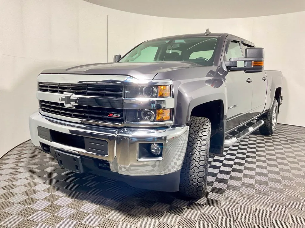 Chevrolet Silverado photo 2