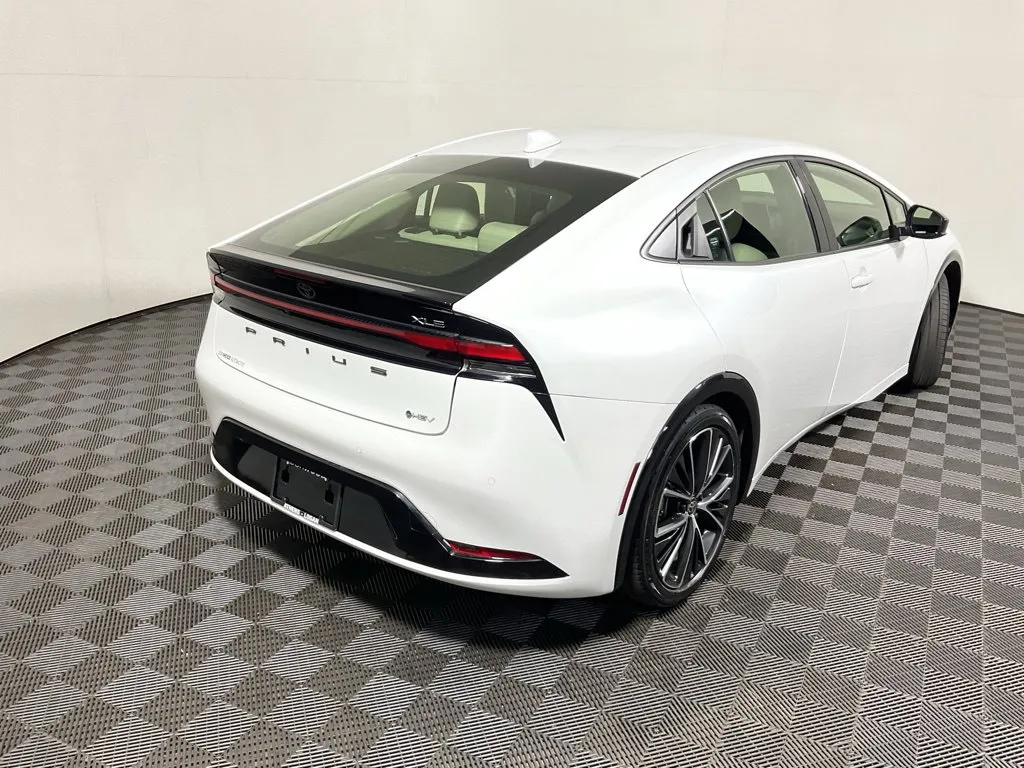 Toyota Prius photo 17