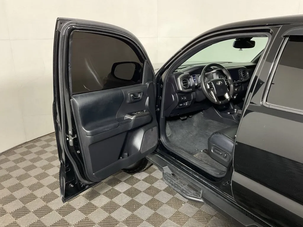 Toyota Tacoma photo 18