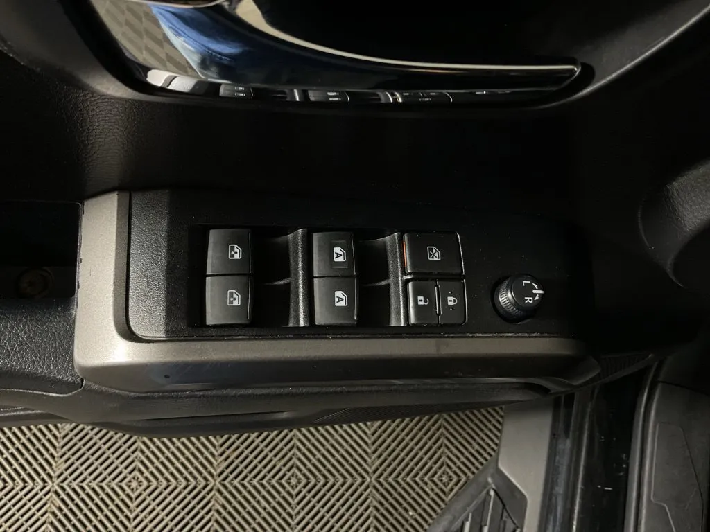 Toyota Tacoma photo 19