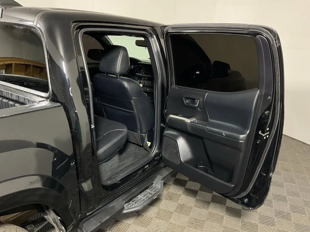 Toyota Tacoma photo 32