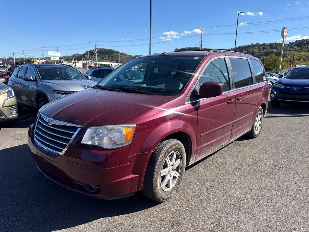 Chrysler Town and Country photo 2