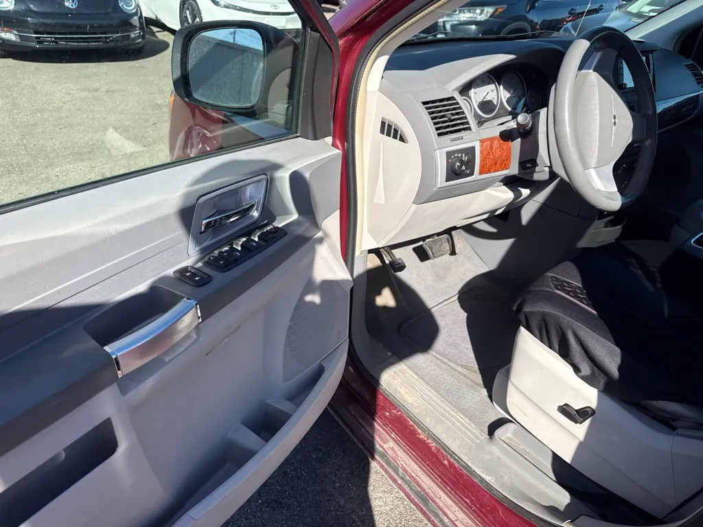 Chrysler Town and Country photo 11