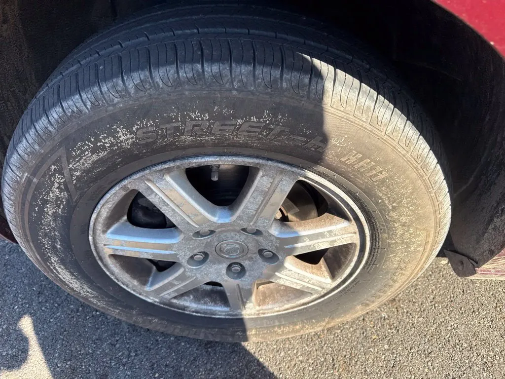 Chrysler Town and Country photo 9
