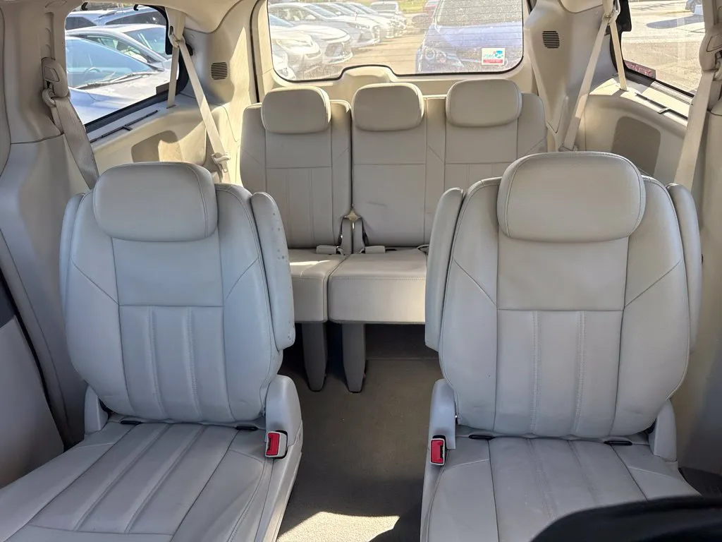 Chrysler Town and Country photo 13