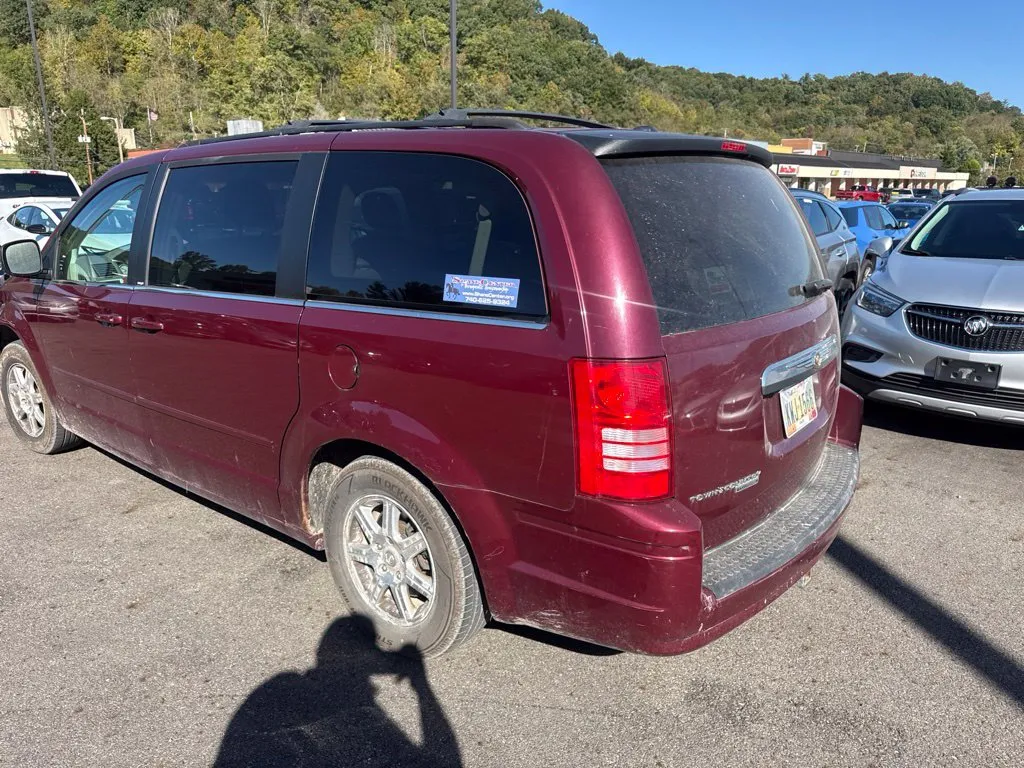 Chrysler Town and Country photo 3