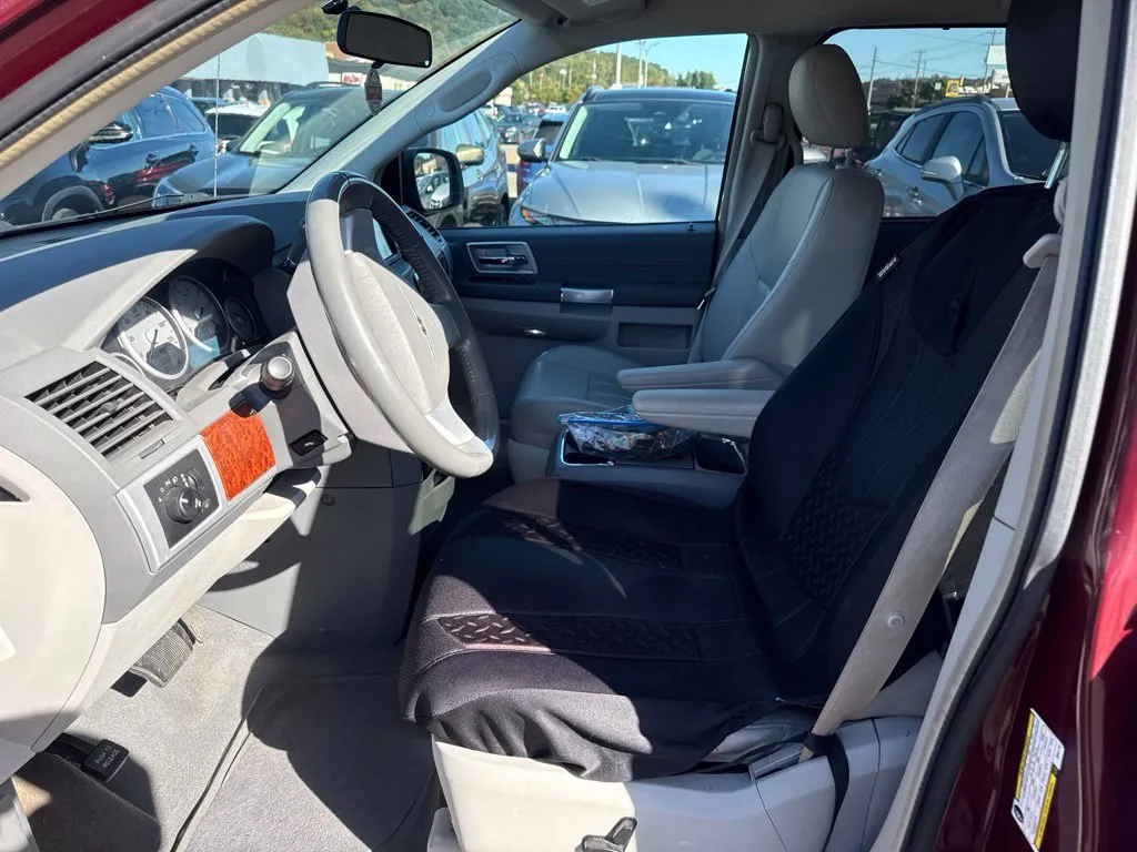 Chrysler Town and Country photo 12