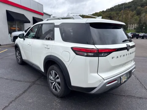 More photos of 2023 Nissan Pathfinder SL at Don Wood Toyota, OH