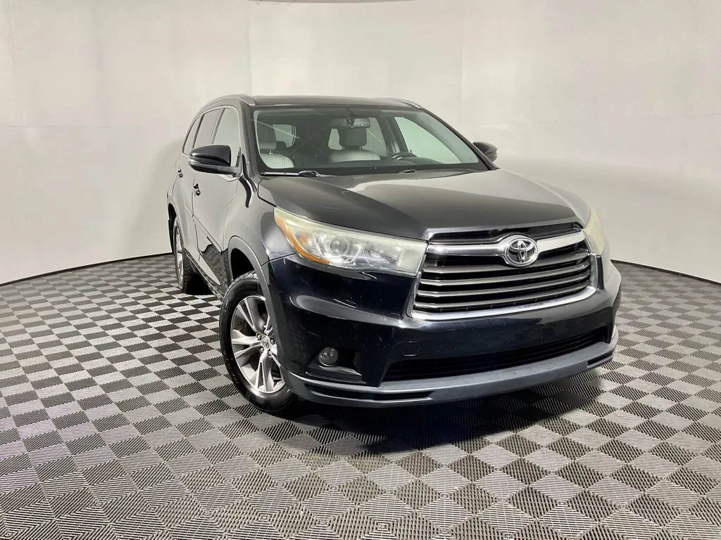 Black 2015 Toyota Highlander XLE V6 for sale in Athens, OH