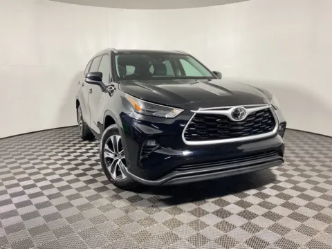 Black 2022 Toyota Highlander XLE for sale in Athens, OH