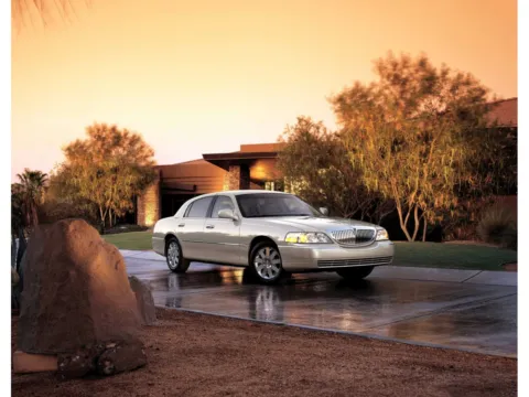 Blue 2006 Lincoln Town Car Signature for sale in Athens, OH