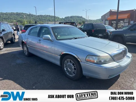 Blue 2006 Lincoln Town Car Signature for sale in Athens, OH