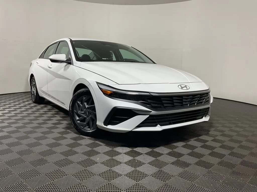 White 2024 Hyundai Elantra SEL for sale in Athens, OH