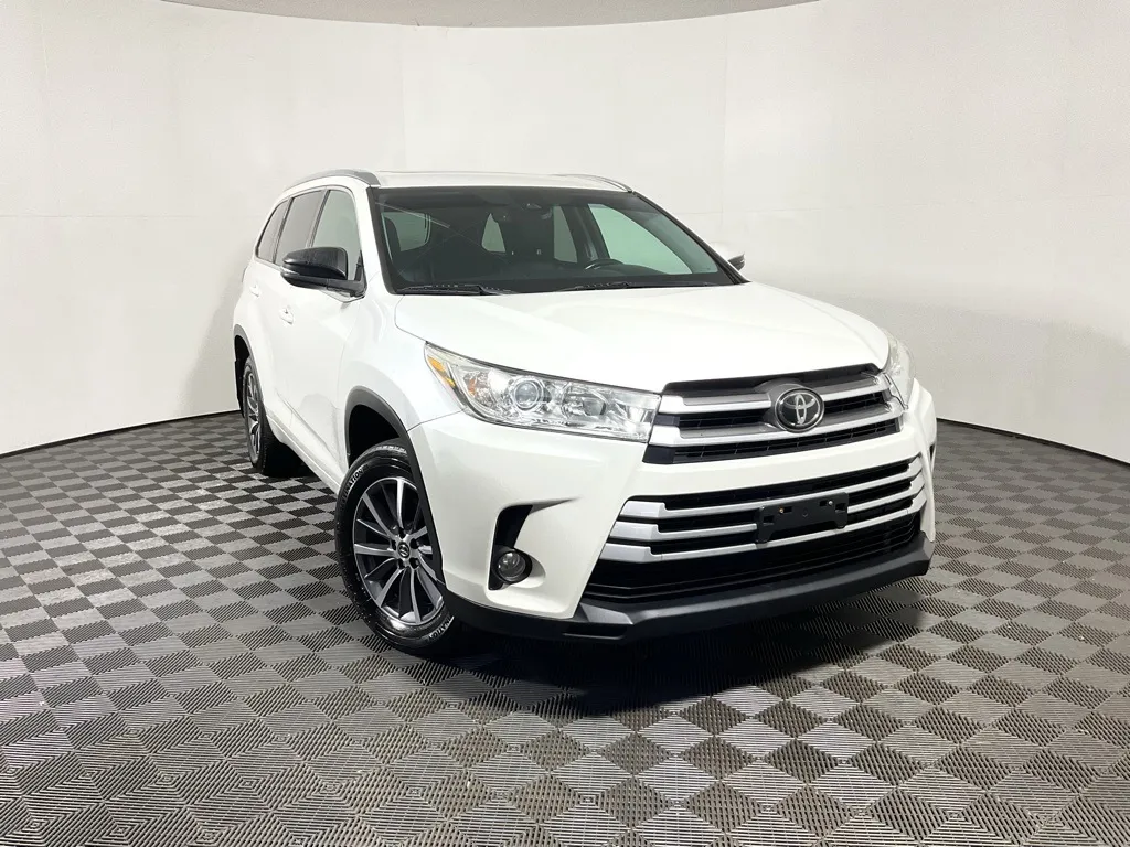 White 2018 Toyota Highlander XLE for sale in Athens, OH