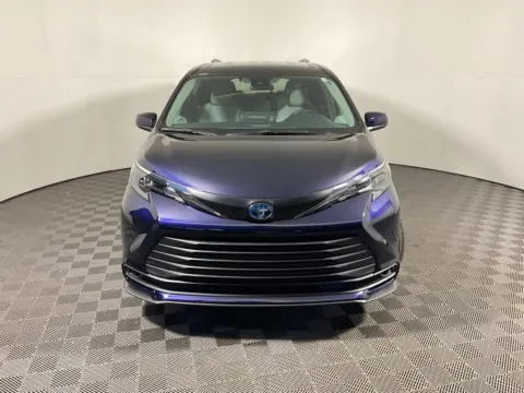 More photos of 2025 Toyota Sienna LE at Don Wood Toyota, OH