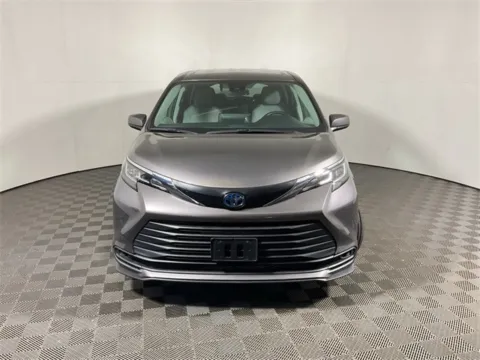 More photos of 2022 Toyota Sienna LE at Don Wood Toyota, OH