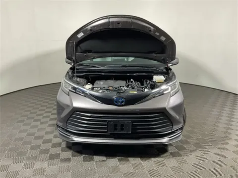 More photos of 2022 Toyota Sienna LE at Don Wood Toyota, OH