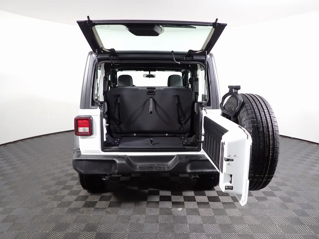 Jeep Wrangler photo 12