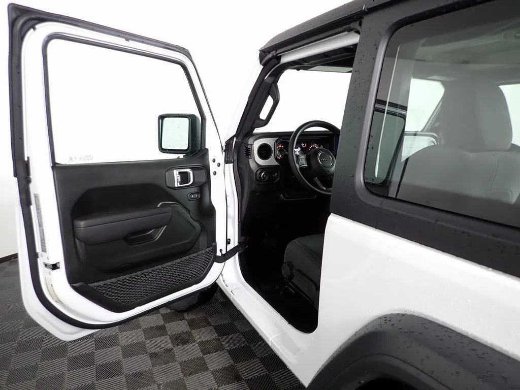 Jeep Wrangler photo 16