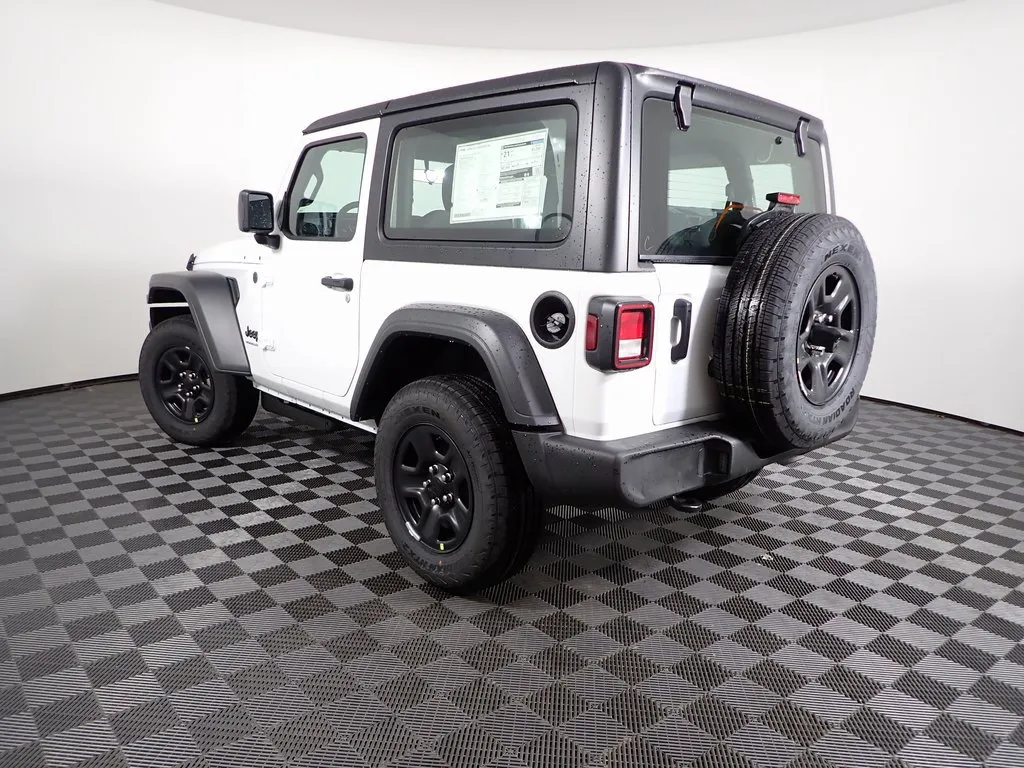 Jeep Wrangler photo 8