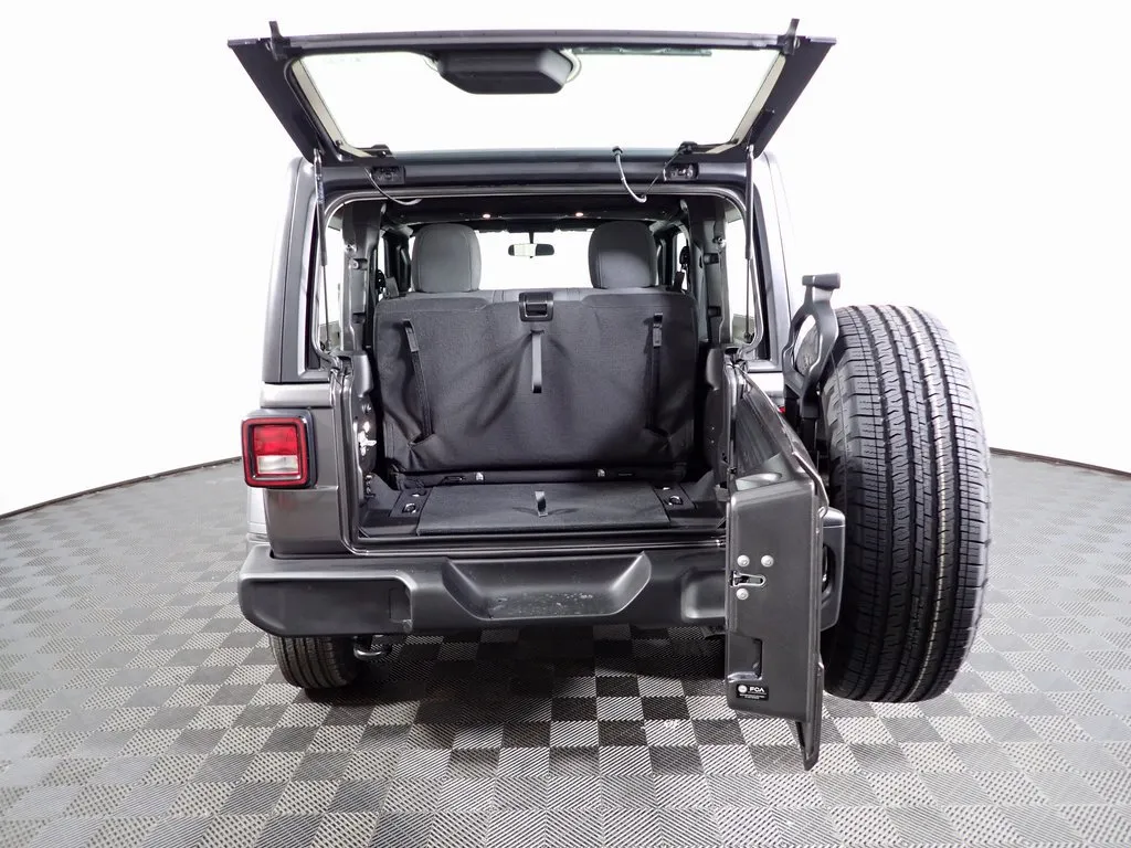 Jeep Wrangler photo 12