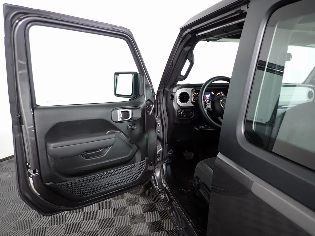 Jeep Wrangler photo 16