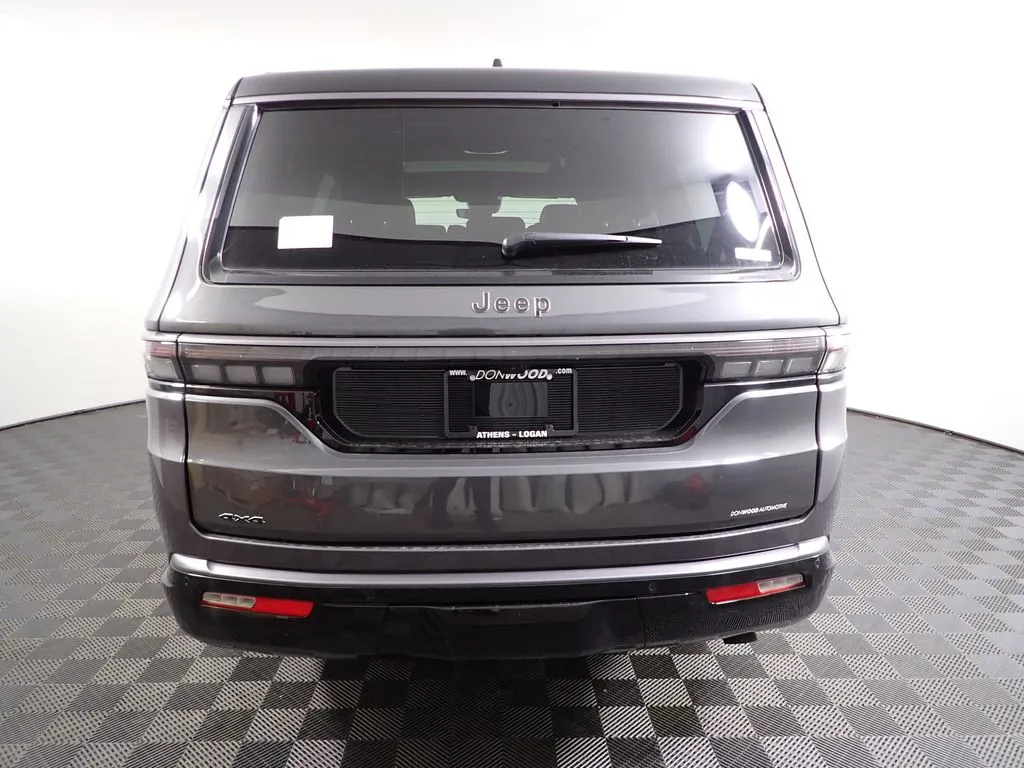 Jeep Grand Wagoneer photo 15