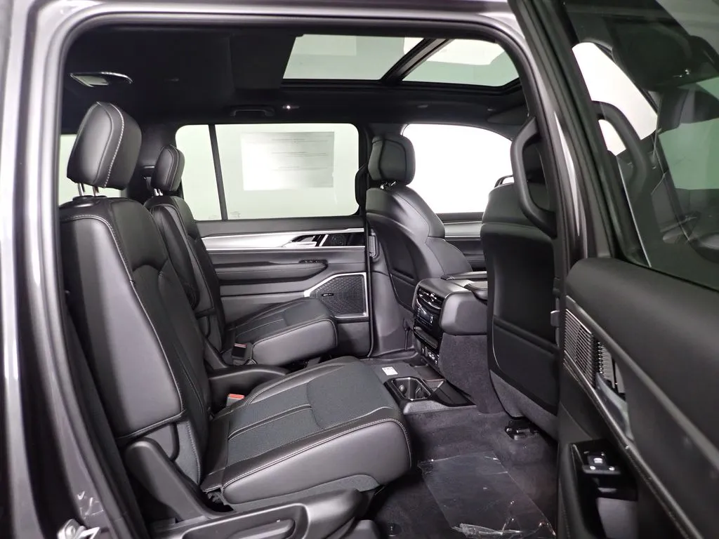 Jeep Grand Wagoneer photo 42