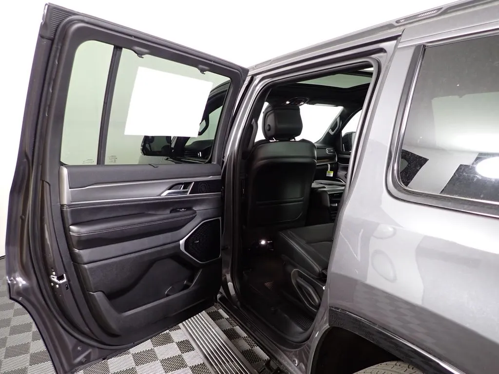 Jeep Grand Wagoneer photo 38